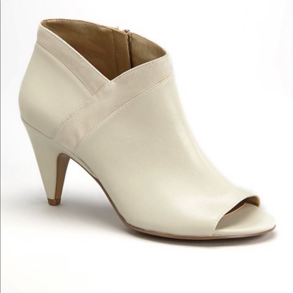 BANDOLINO Dalinda Leather Peep-Toe Bootie (Off-White)